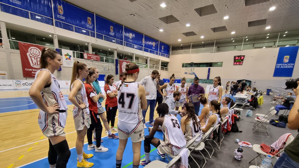 Álex Gómez hablando con el equipo en un tiempo muerto.