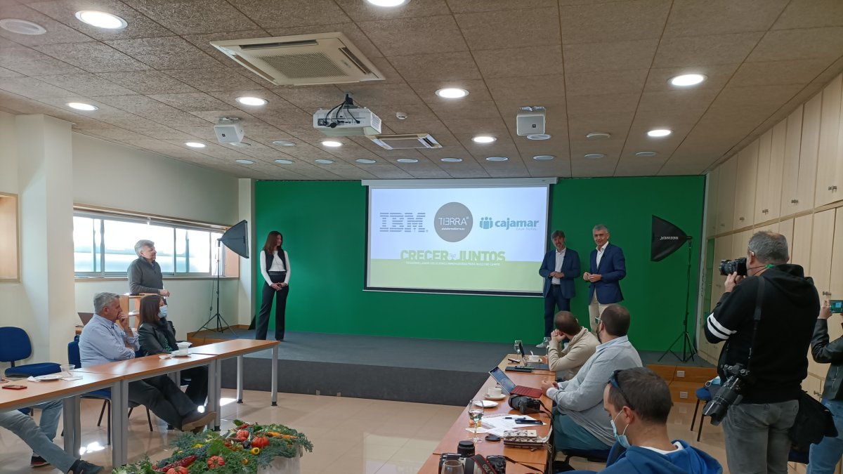 Presentación en Las Palmerillas de la Plataforma Tierra de Cajamar e IBM