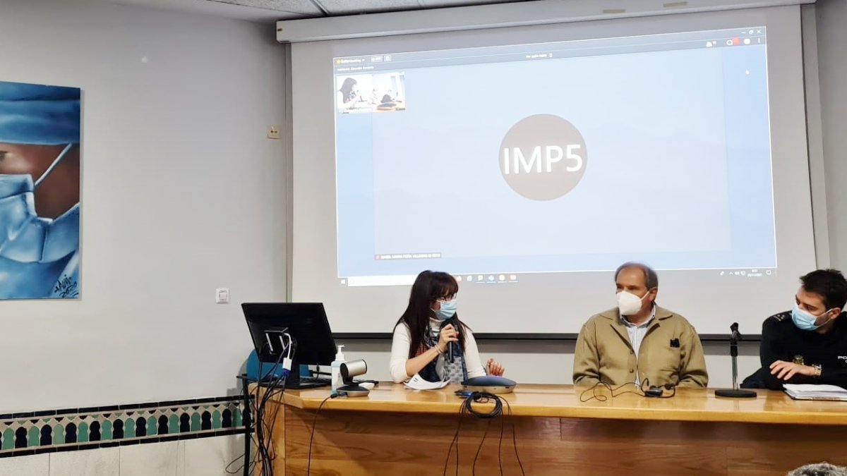 Durante la formación a los sanitarios del Hospital de Poniente.