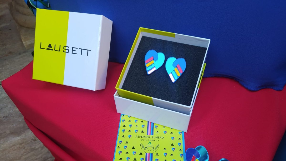 Los pendientes de Lausett con motivo del Día Internacional del Síndrome de Asperger.