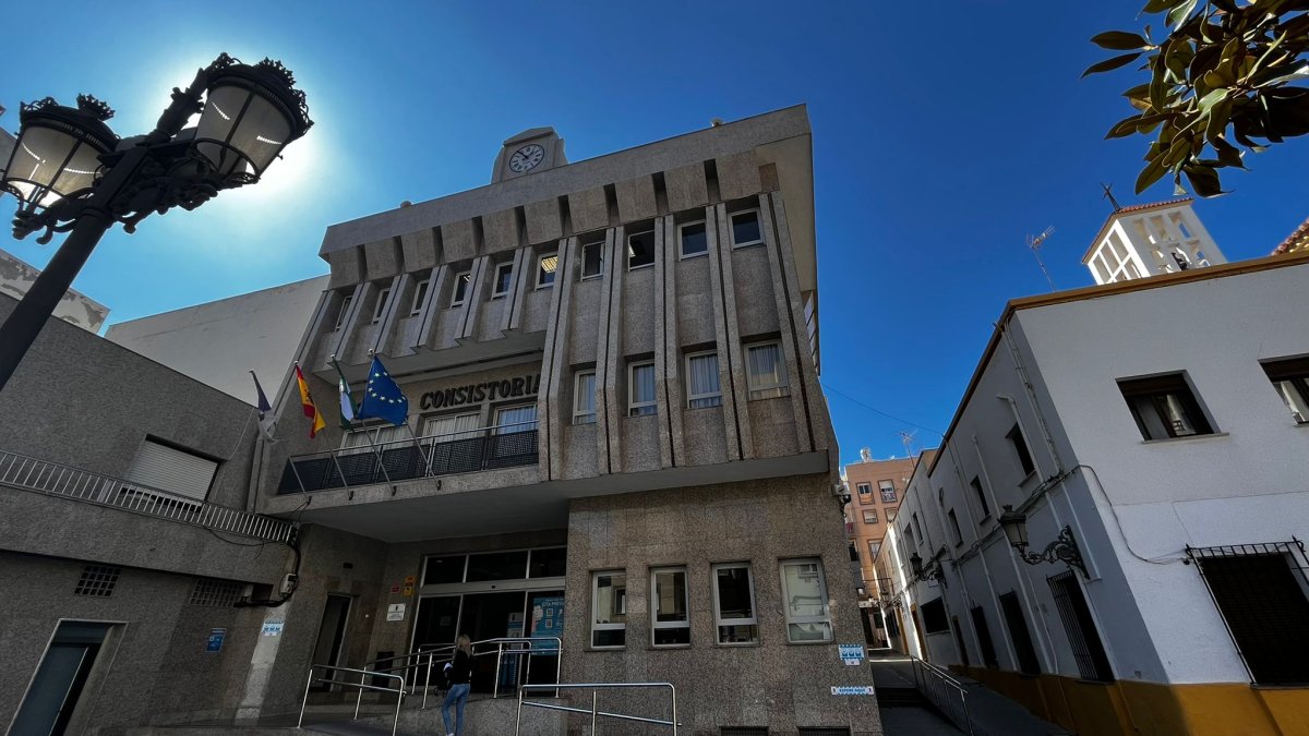 Fachada del Ayuntamiento de Roquetas de Mar.