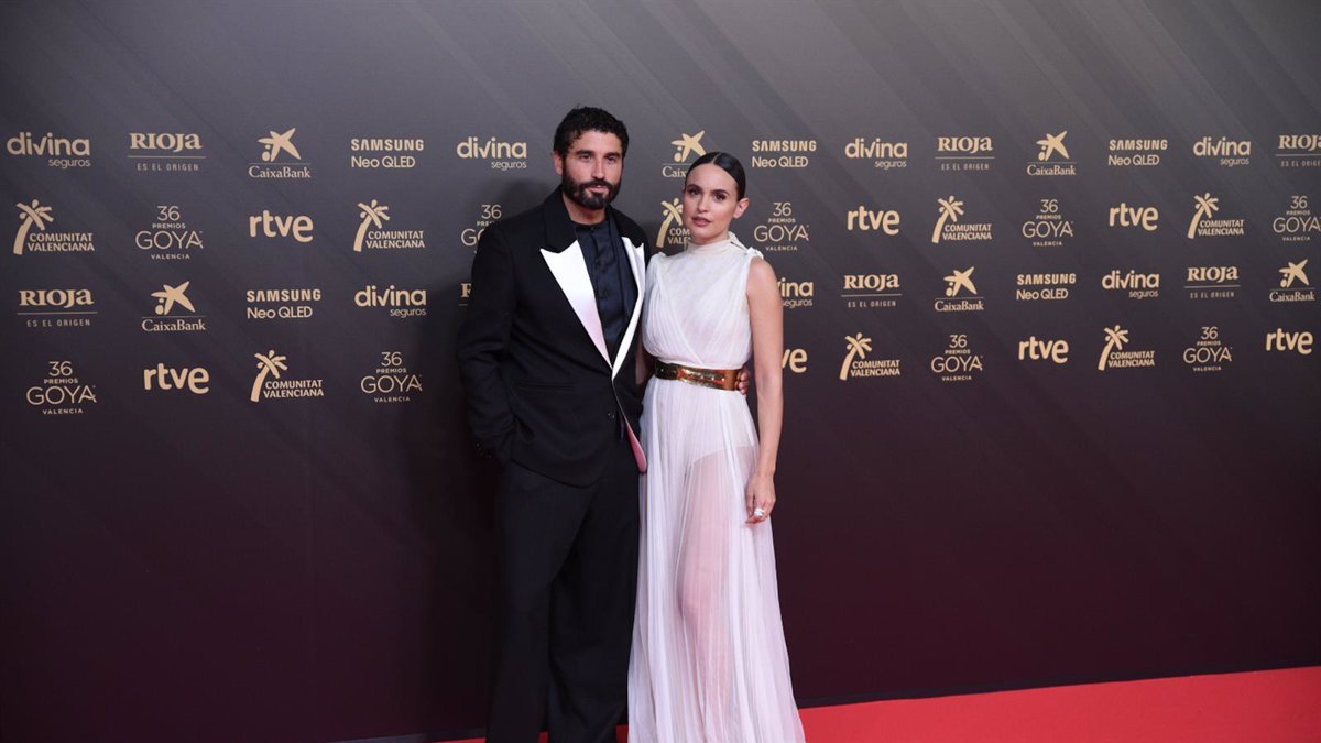 Verónica Echegui y Álex García, investigados por un supuesto pasaporte falso.