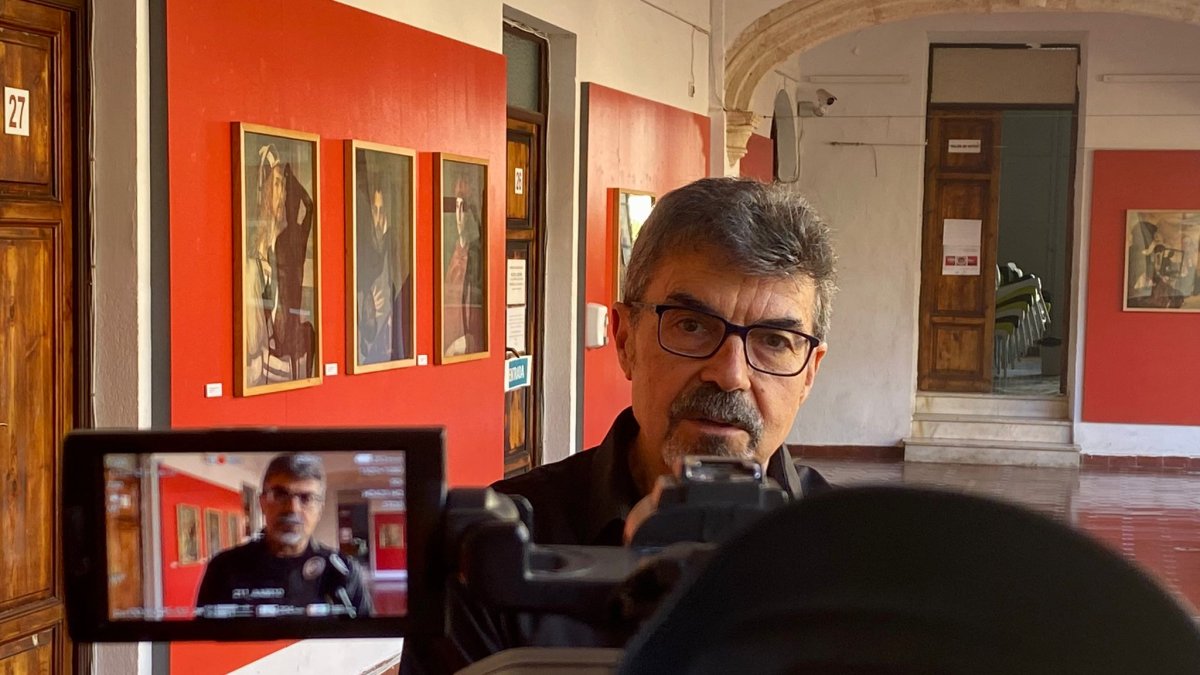 Ricardo Mojardín, durante la inauguración de la exposición de grabados en la Escuela de Arte.