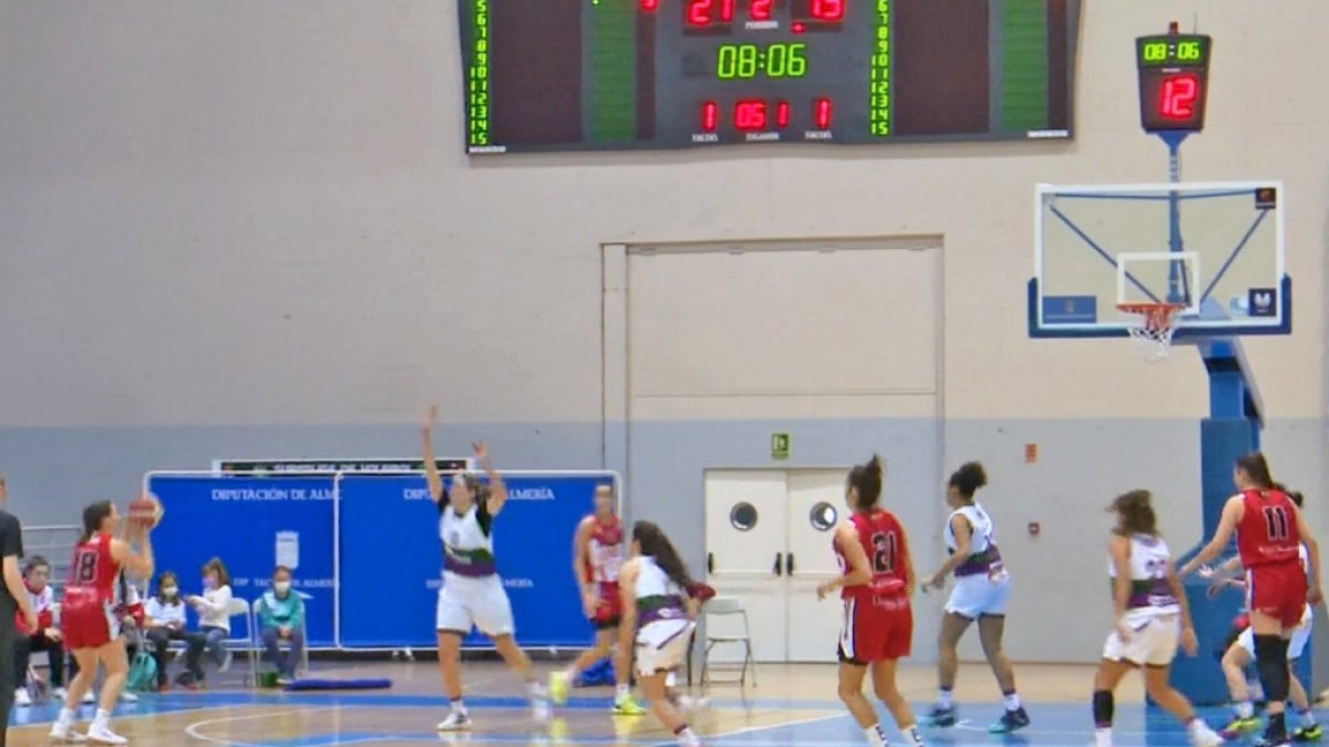 Gemma Núñez anotando para el conjunto almeriense.