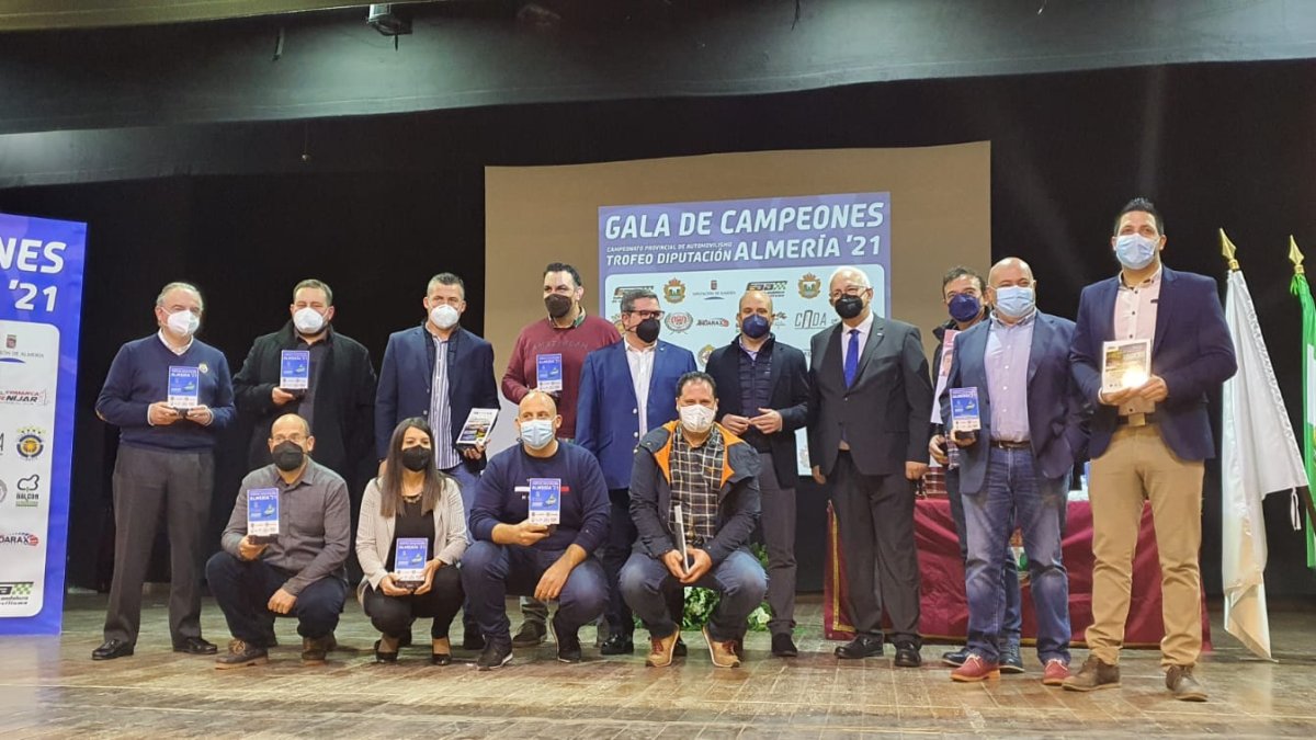 Todos juntos en una noche espectacular para el automovilismo almeriense.