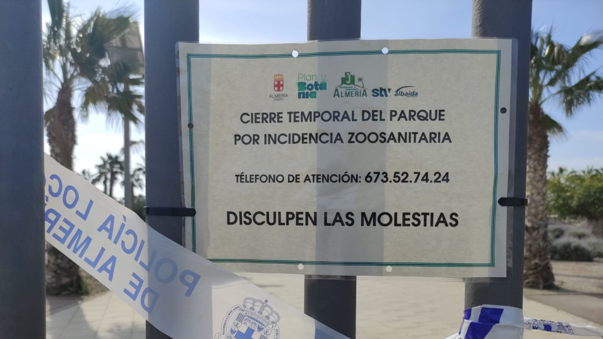 Cartel colgado en la puerta del parque.