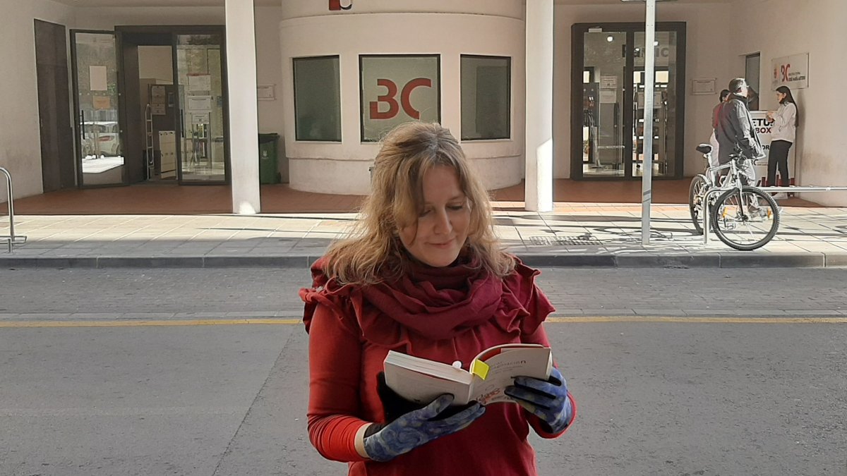 Artero lee ‘Liberar la imaginación’, junto a la Biblioteca Central, que lleva el nombre de su abuelo.