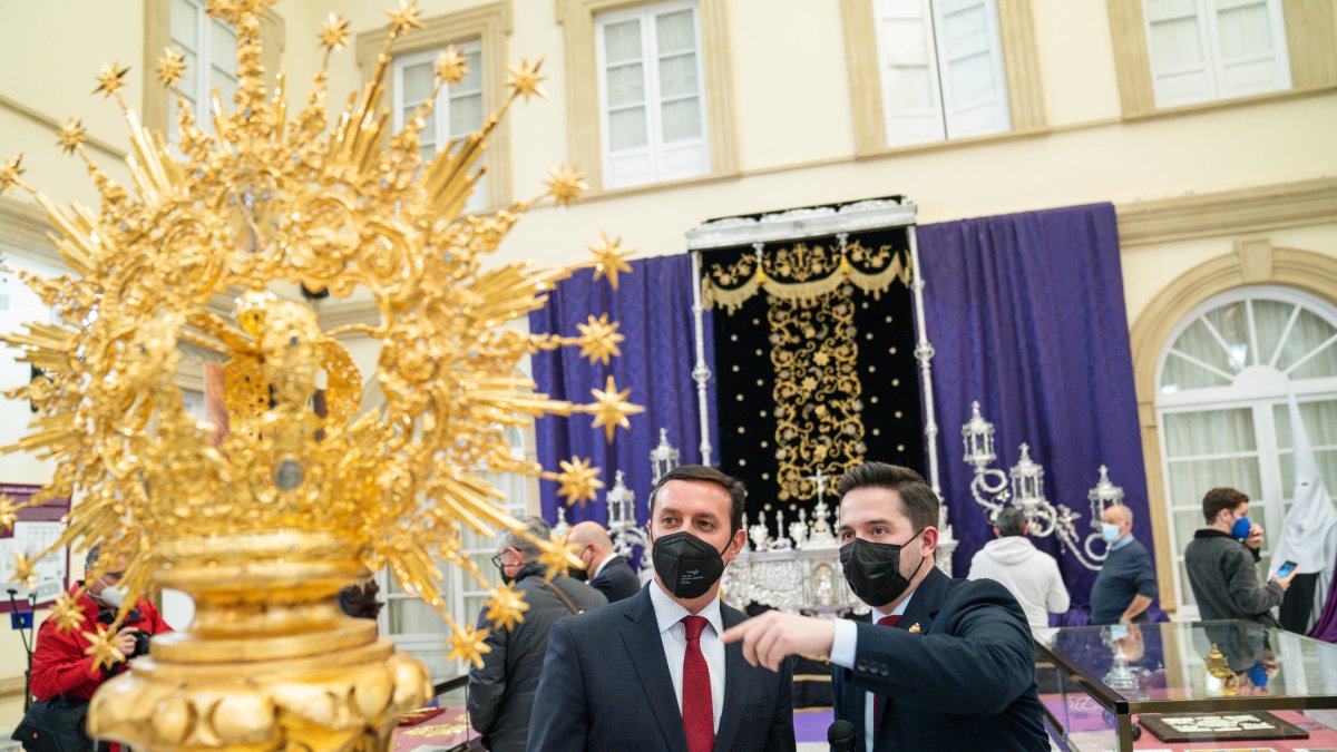El presidente de la Diputación, Javier A. García, junto al comisario de la muestra, Víctor González Felices.