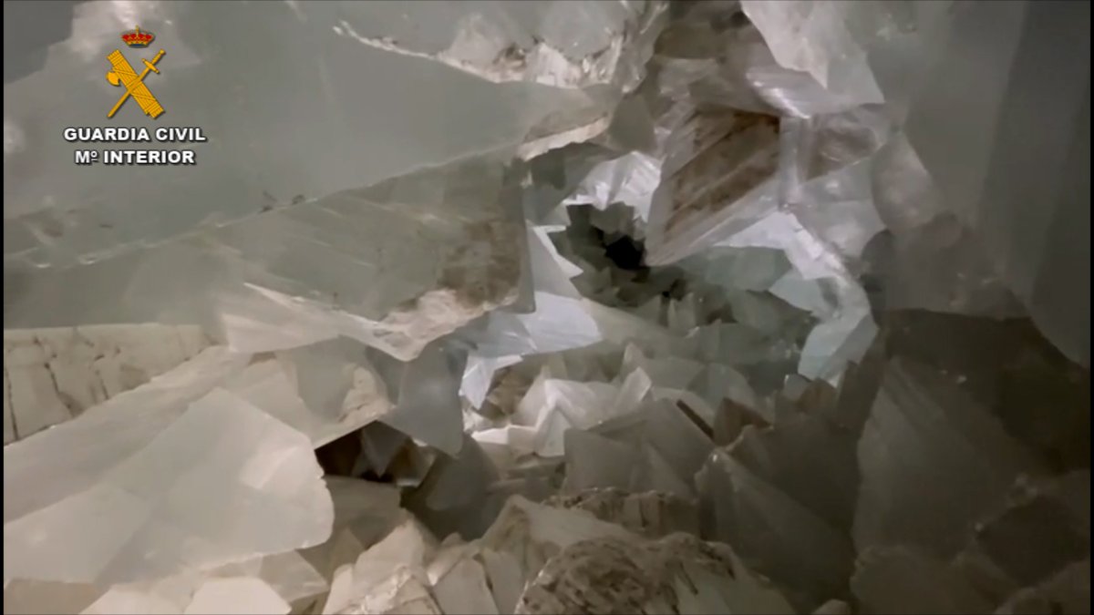 Daños en algunos de los cristales de yeso de la Geoda.