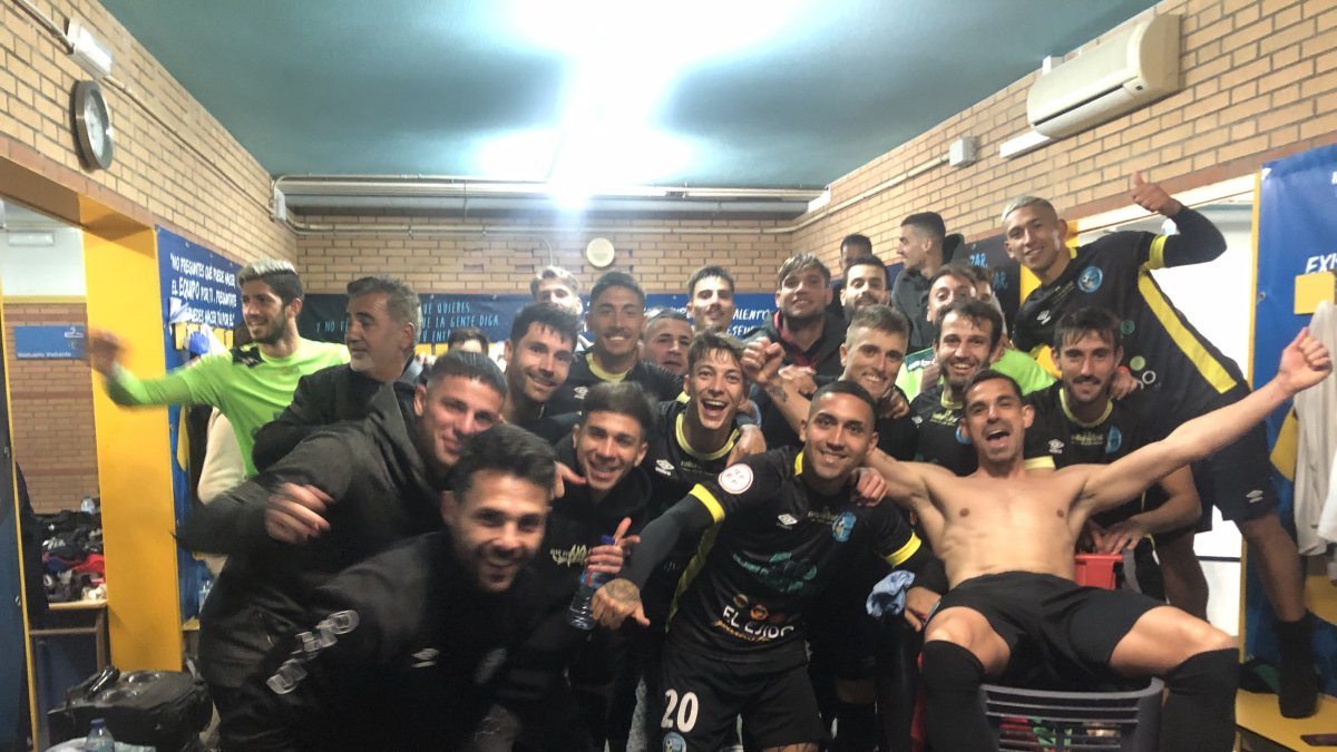 Celebración en el vestuario ejidense tras la victoria.