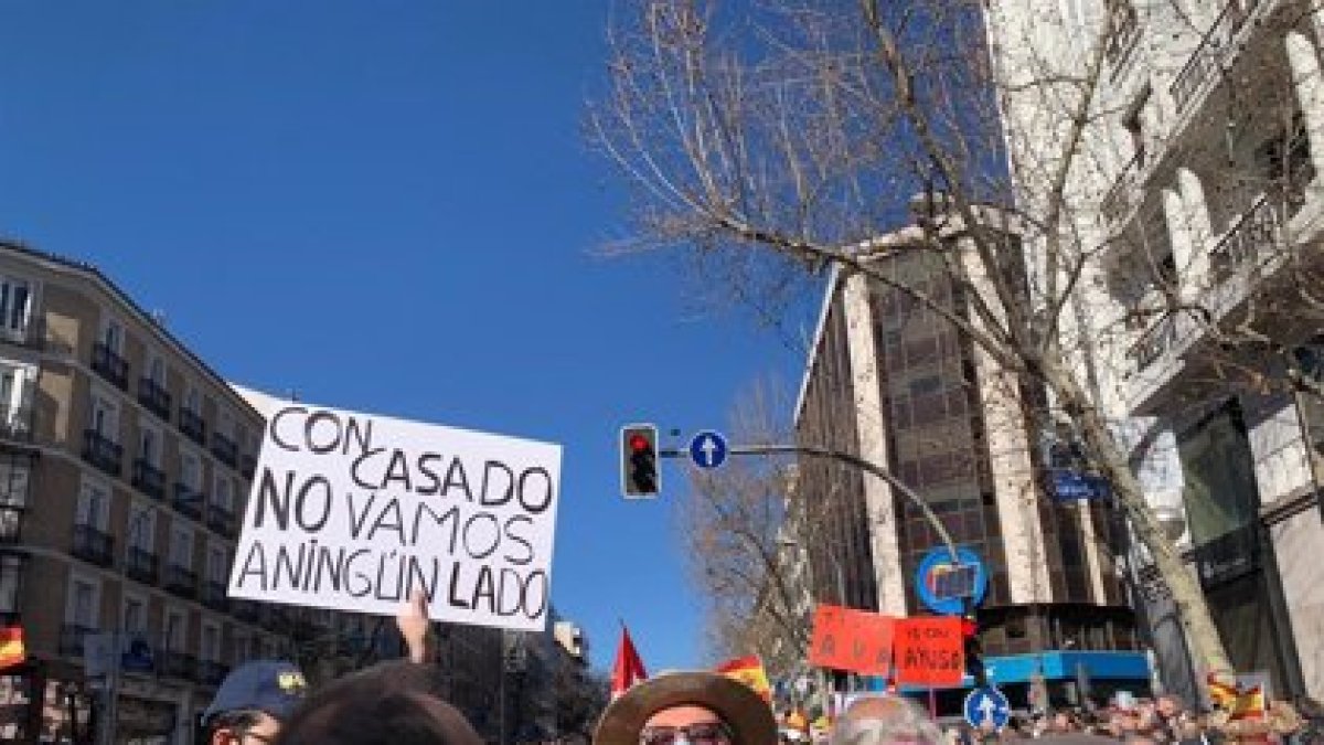 Más de 3.000 simpatizantes de Ayuso se manifiestan frente a Génova: \