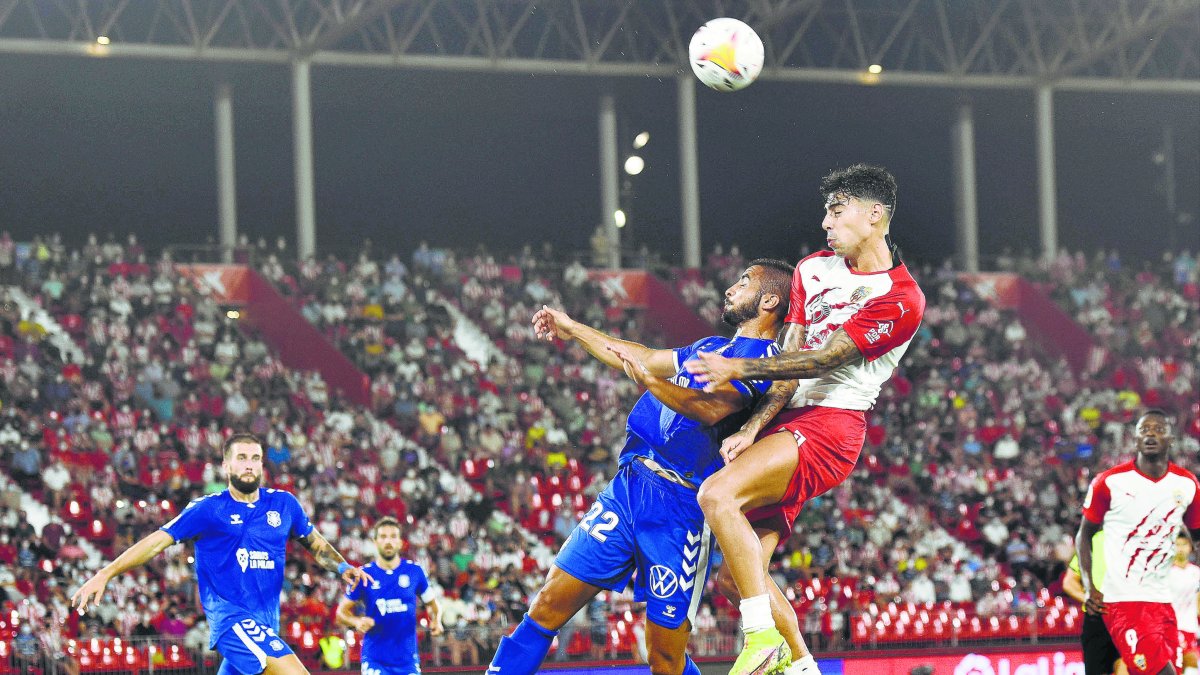 Samú salta en una jugada del partido ante el equipo de Luis Miguel Ramis.