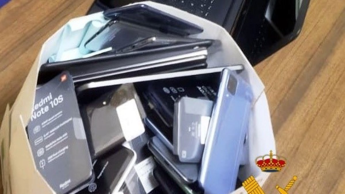 Imagen de los más de 100 terminales sustraídos, supuestamente por los detenidos