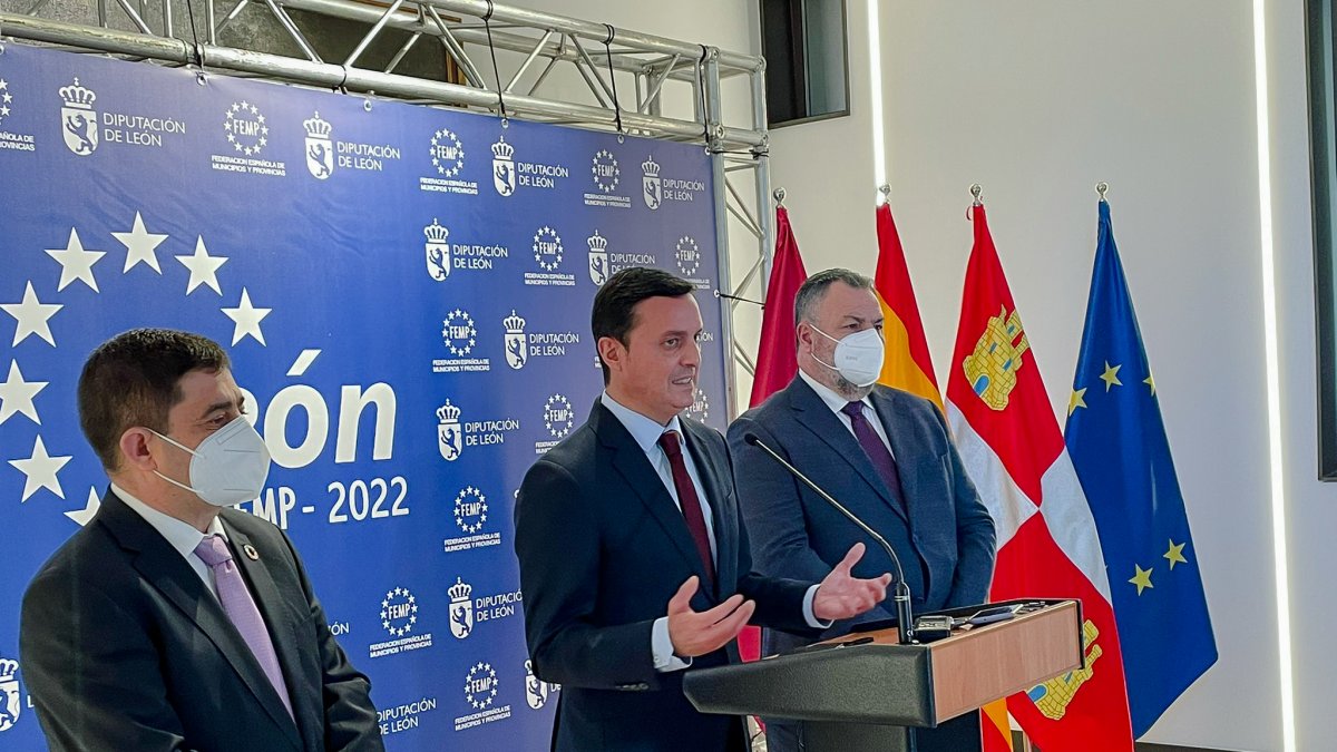 Javier Aureliano García durante su intervención en León.
