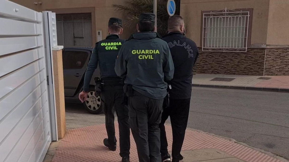 Agentes de la Guardia Civil junto al detenido en Las Norias de Daza.