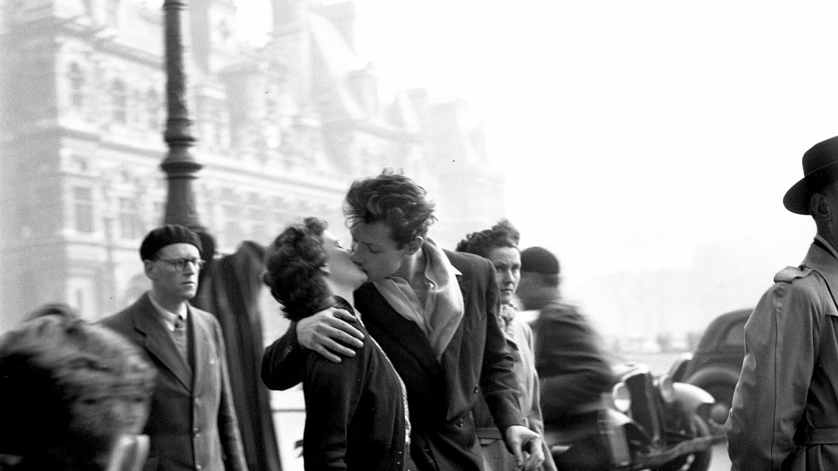 ‘El Beso del Hôtel de Ville’, una de las fotos más celebres de la historia. Foto: Robert Doisneau.