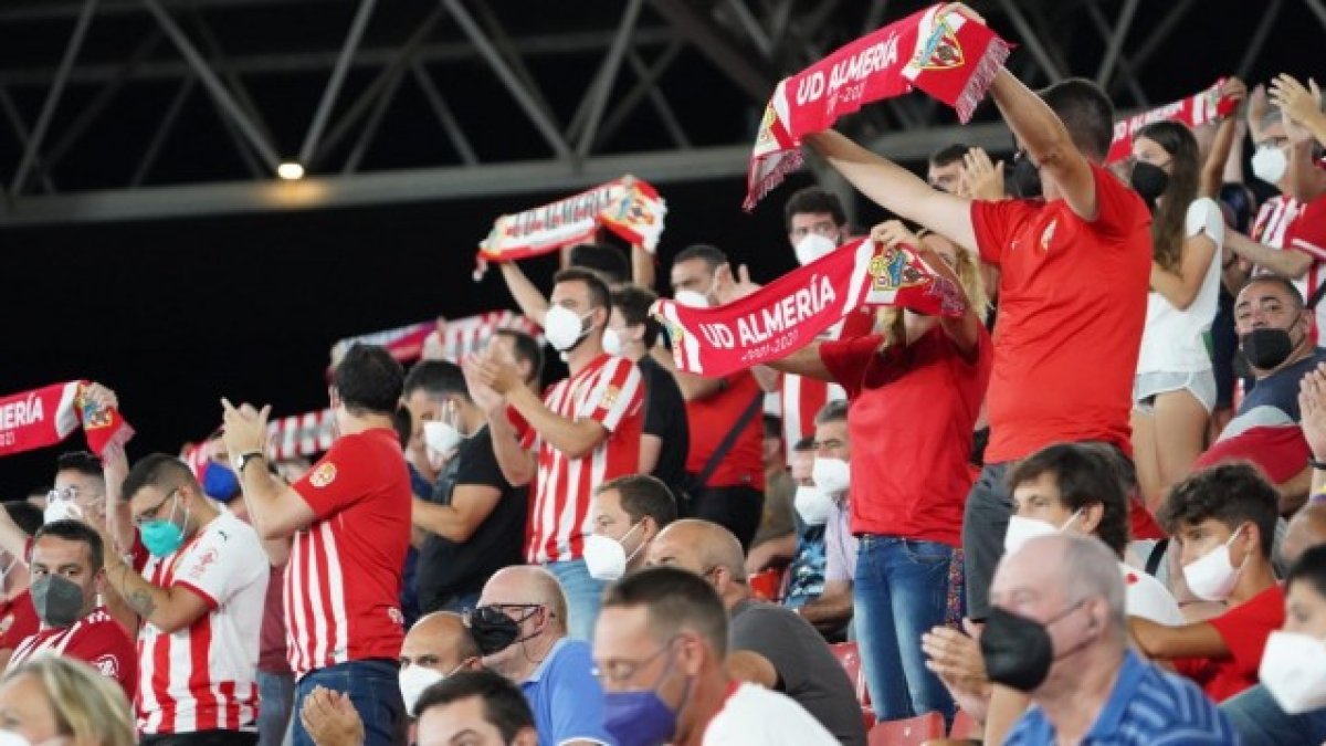 Los aficionados del Almería quieren prolongar la fiesta.