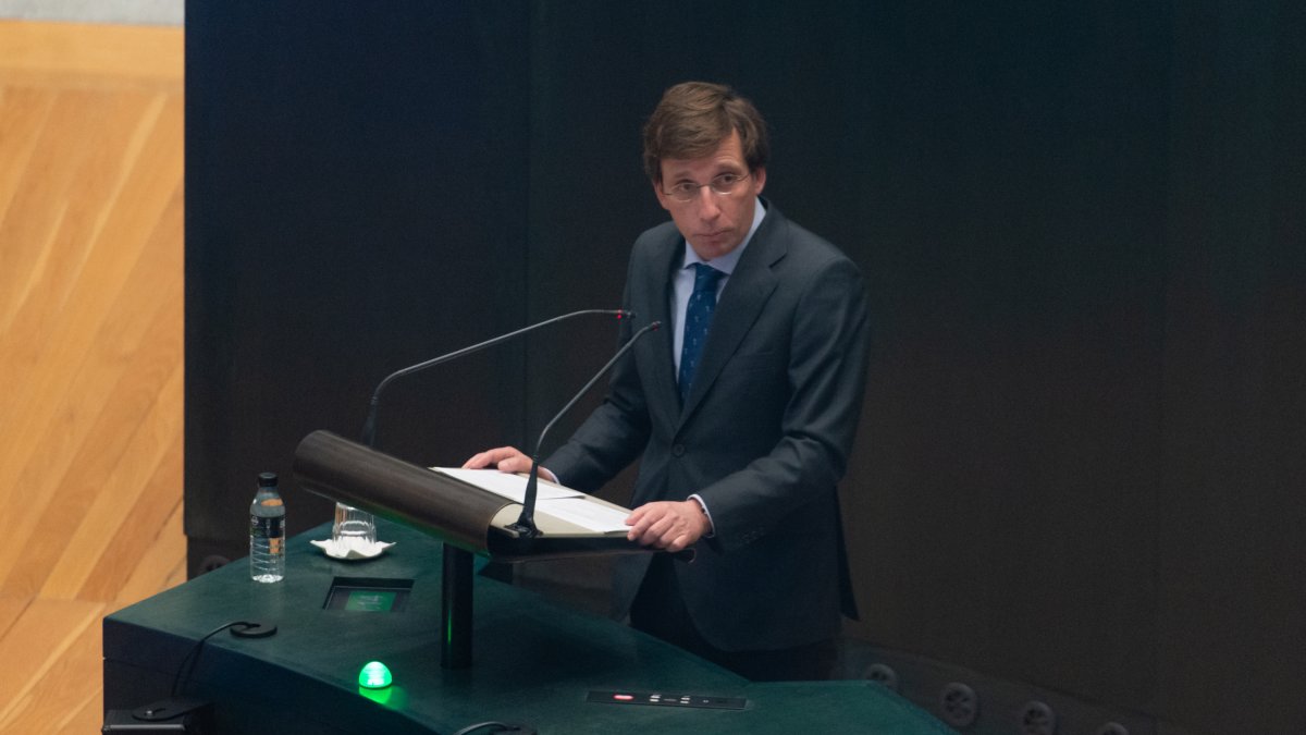 El alcalde de Madrid, José Luis Martínez-Almeida, interviene en una sesión ordinaria del pleno municipal, en el Palacio de Cibeles.
