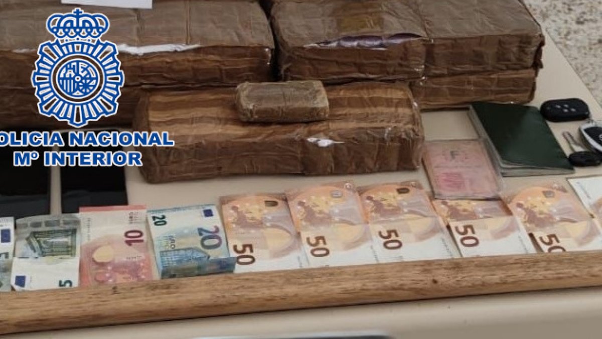 Hachís encontrado en el vehículo.