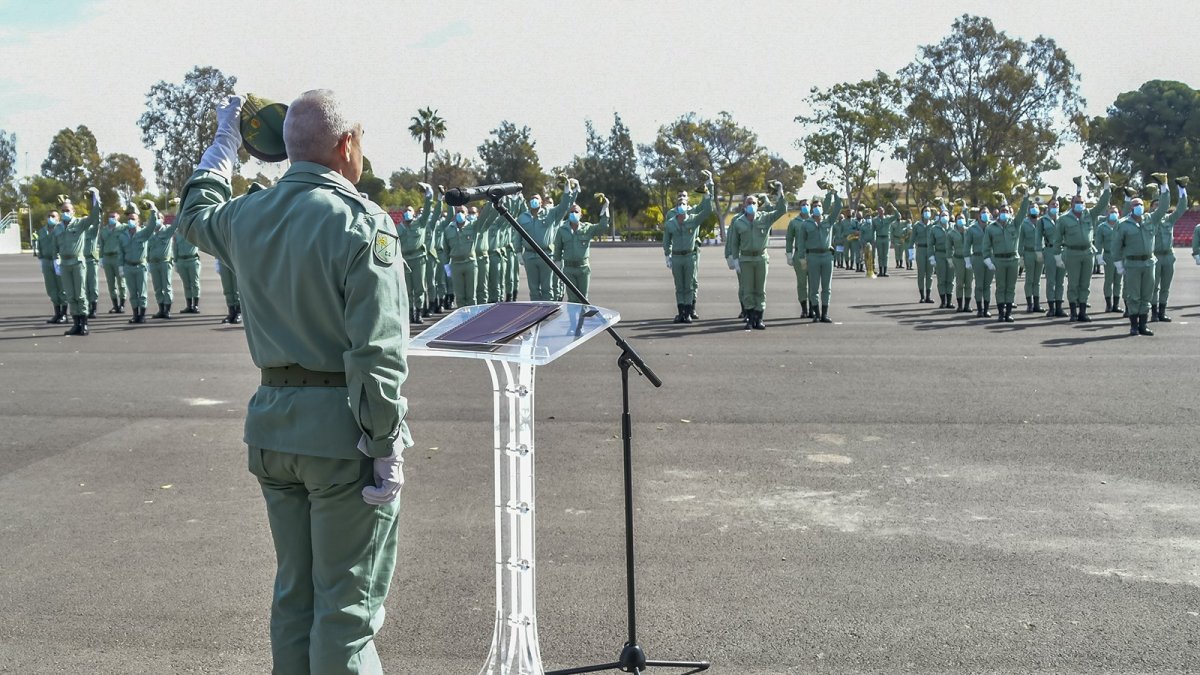 El general preside el acto en Viator