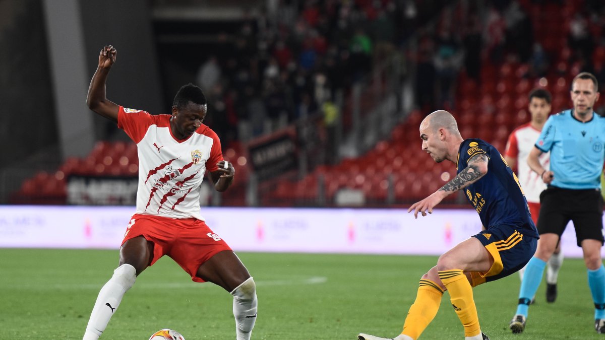 Umar Sadiq y Oriol Rey en el partido Almería-Mirandés.