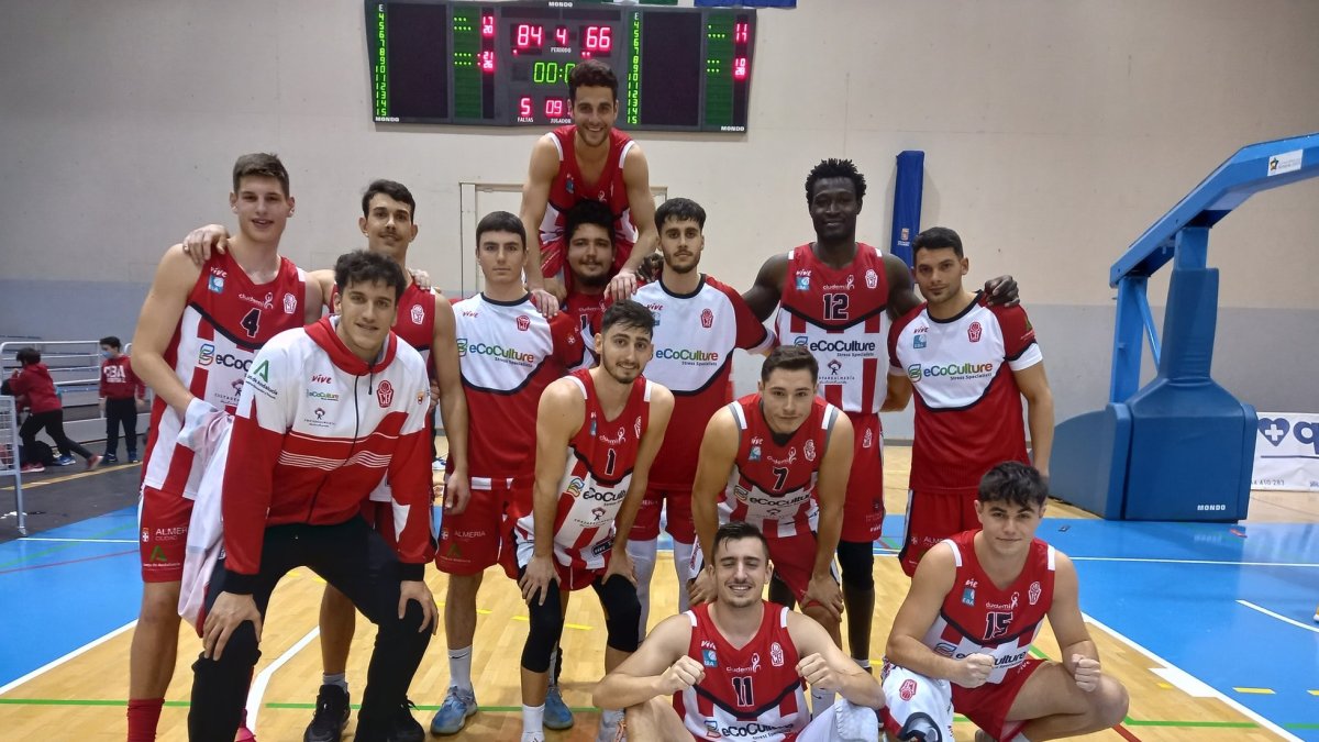 Los rojillos de Ecoculture después de ganar con solvencia a Novaschool.