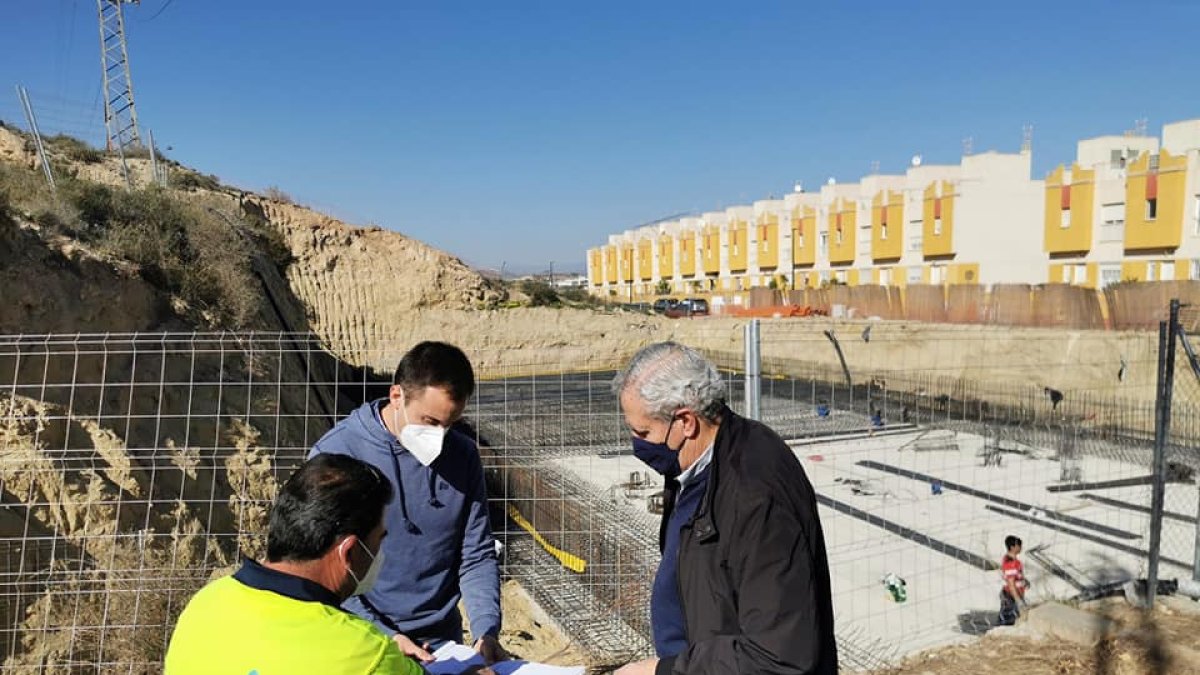 El alcalde y el concejal de infraestructuras veratenses en su visita para conocer el avance de las obras.