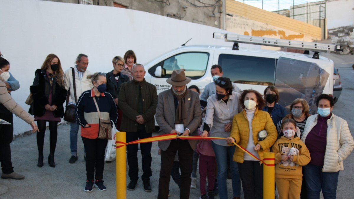 Francisco Torrecillas, alcalde de la localidad corta la cinta inaugural de la nueva placeta \'Los Caretos\'.