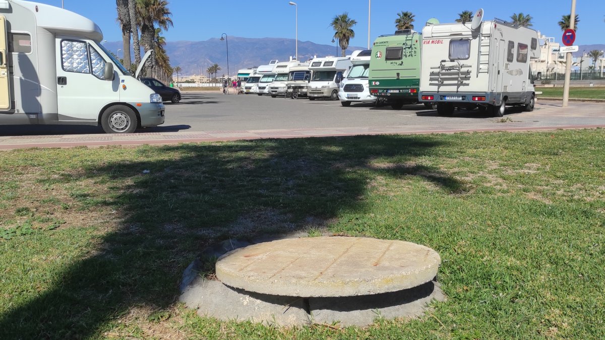 Imagen de un aparcamiento de La Urba de Roquetas de Mar. (Fotografías: José Antonio Vázquez).
