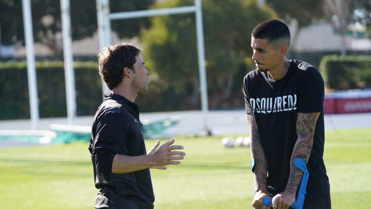 Rubi hablando con Chumi antes de que pasara por quirófano.