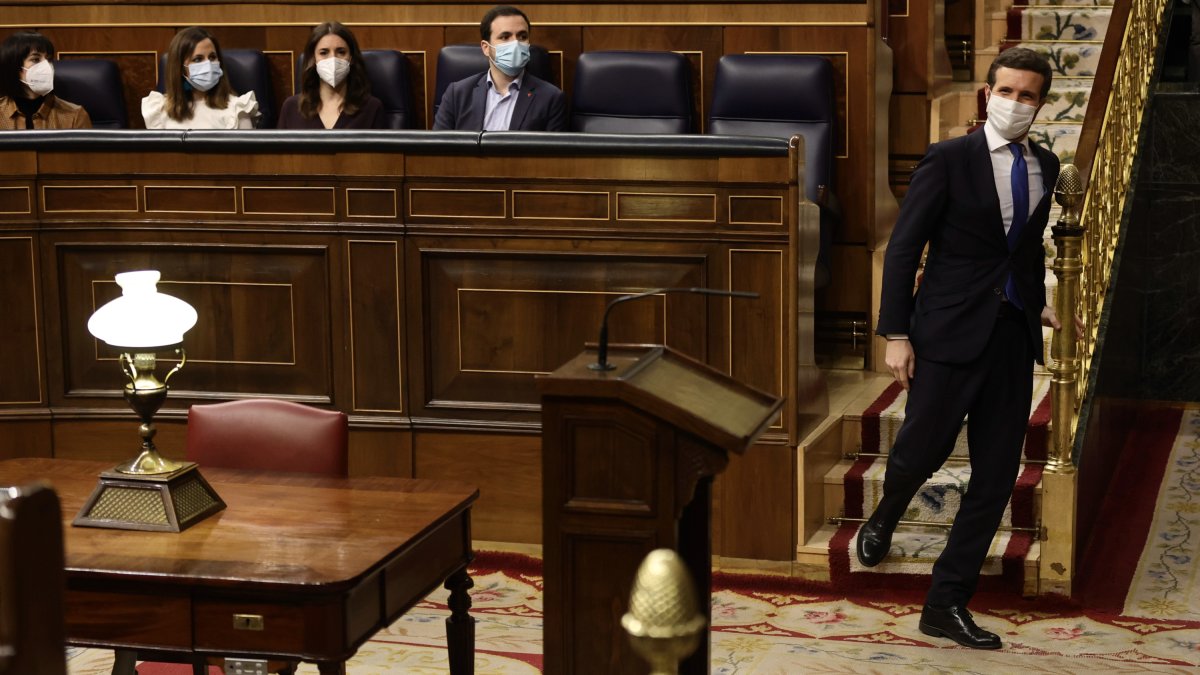 El líder del PP, Pablo Casado, abandona la sesión plenaria de este 23 de febrero en el Congreso de los Diputados.