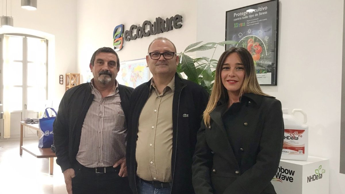 Néstor Coltell, a la izquierda, con el gerente de Ecoculture, Ángel Ruiz, y la delegada en el sureste, Pepa Requena