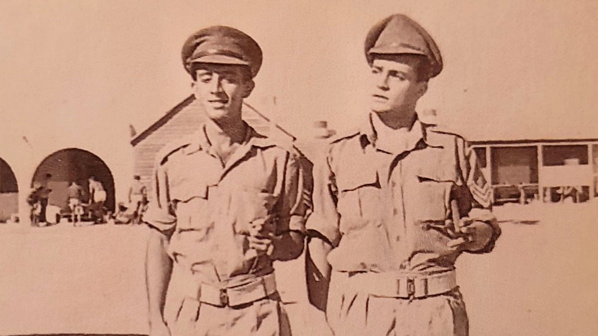 Soy el de la derecha, en la película de John Lennon.