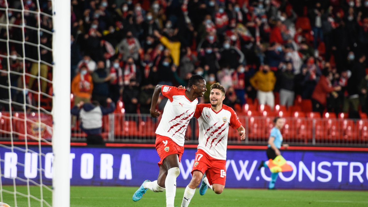 Pozo y Sadiq celebrando el gol contra el Mirandés.