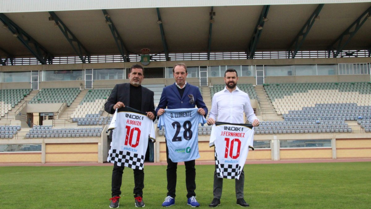 Intercambio de camisetas con Alejandro Bouza, Javi Fernández y Diego Llorente.