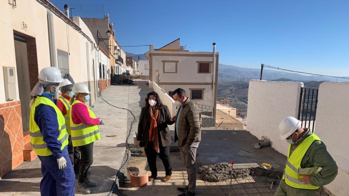 Imagen de la visita institucional a las obras del PFEA en Abla.