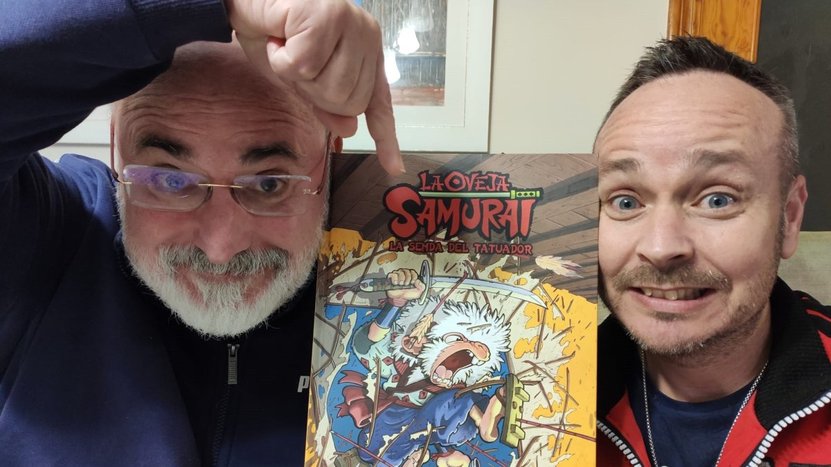 Santiago Girón y Fran Carmona, guionista y dibujante del cómic ‘La oveja samurái’.