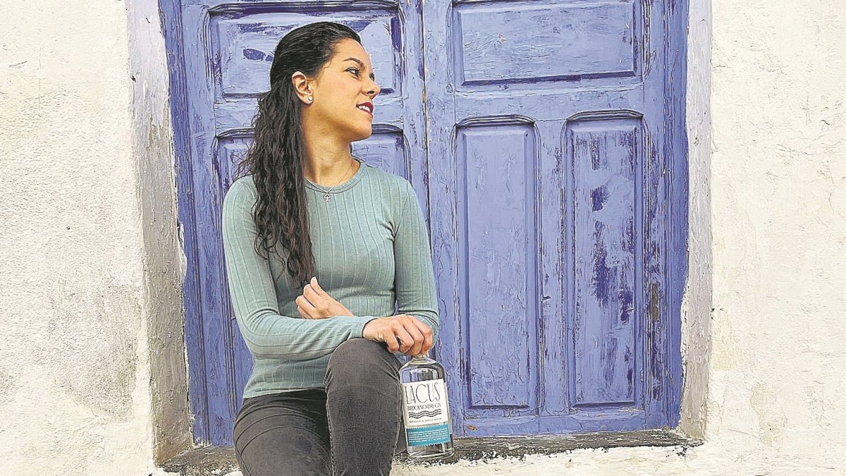 María Fernández posa con su ginebra en un rincón de Níjar.