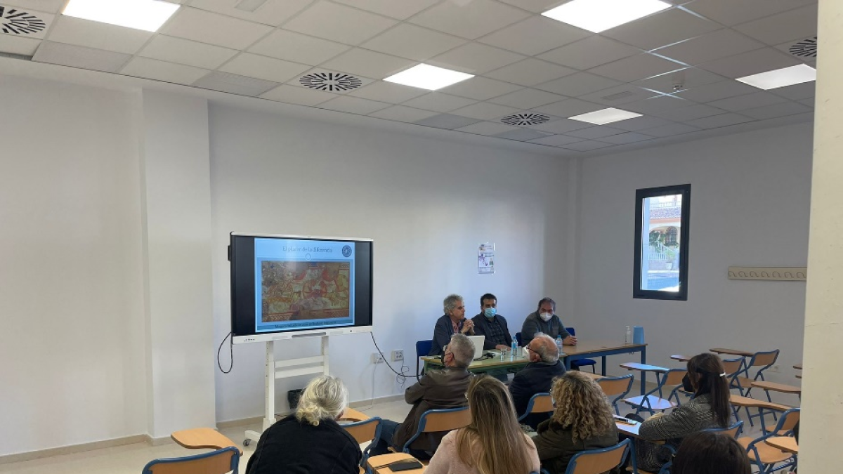 Juan Luis López Cruces, catedrático de Filología Griega, Santos Agüera y Antonio Santiago, profesores del IES la Puebla de Vícar, en la conferencia.