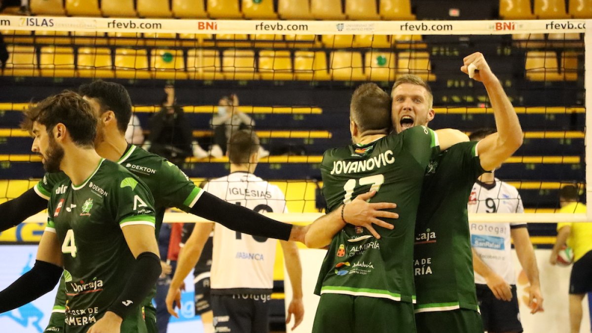 Unicaja Costa de Almería remonta un 0-2.