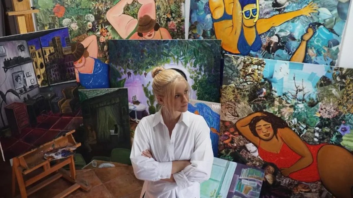 Marina Hernández de los Ríos, en El Arco Azul, su piso-estudio en Madrid.