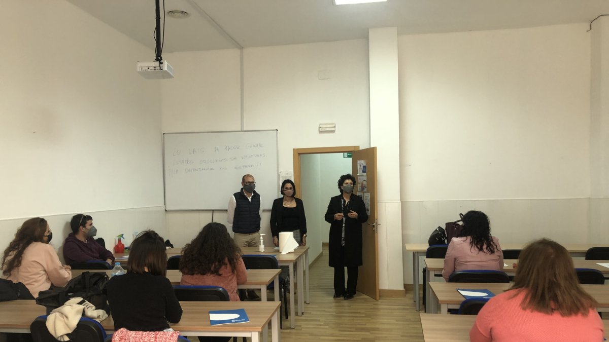 Tiene el objetivo de formar al alumnado para atender a personas dependientes en el ámbito sociosanitario.