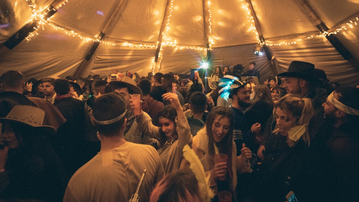Caracterizados de ‘indios y vaqueros’ los asistentes de la primera edición llenaron el escenario ‘La Tribu’ en el interior de un tipi Sioux.