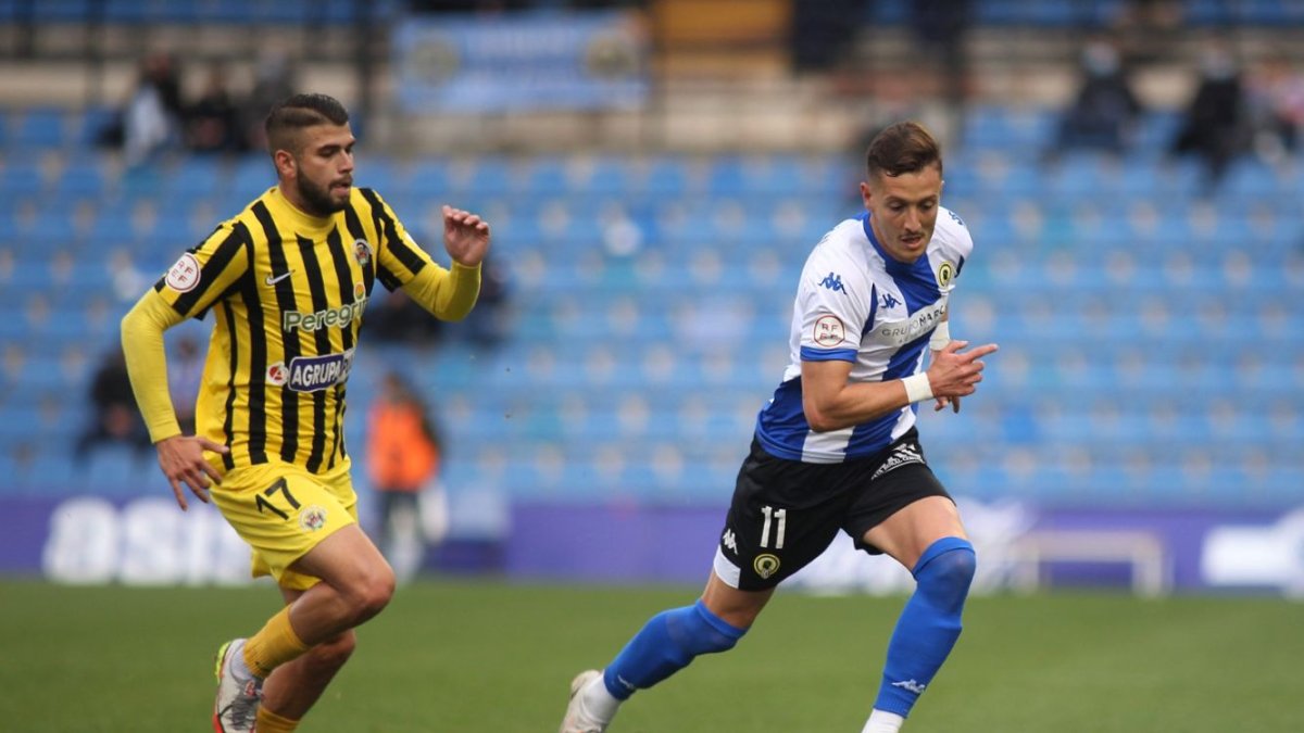 Andrés García persiguiendo a Borja Galán en el Rico Pérez.