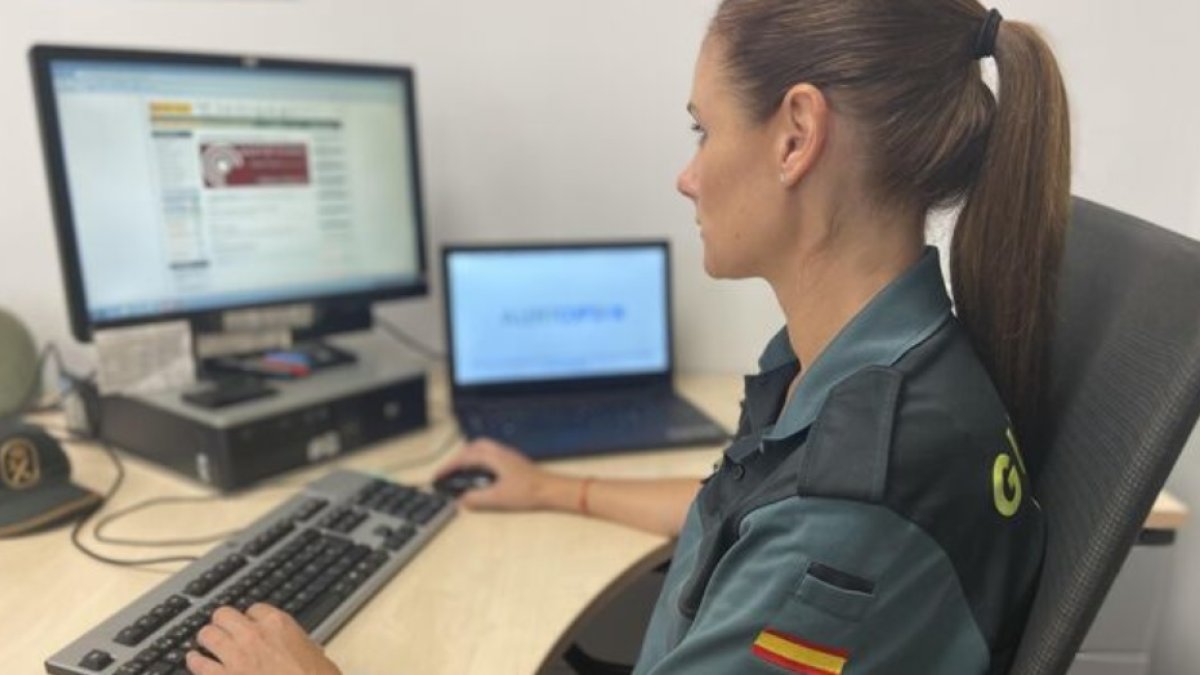 Foto de archivo de una agente de la Guardia Civil trabajando frente al ordenador.