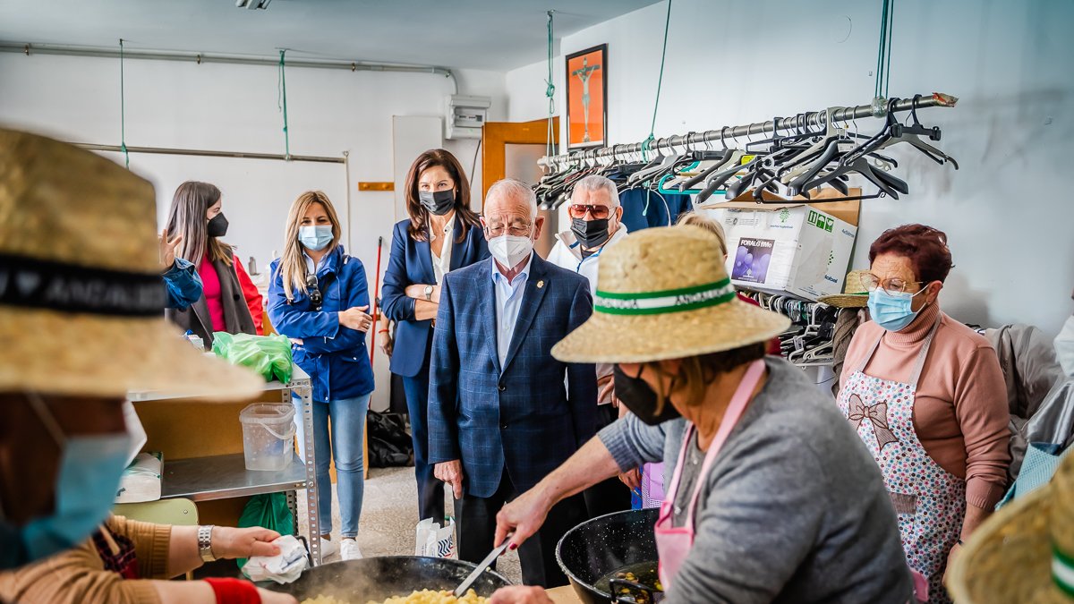 Gabriel Amat visitando uno de los núcleos urbanos de Roquetas donde se hicieron las migas.