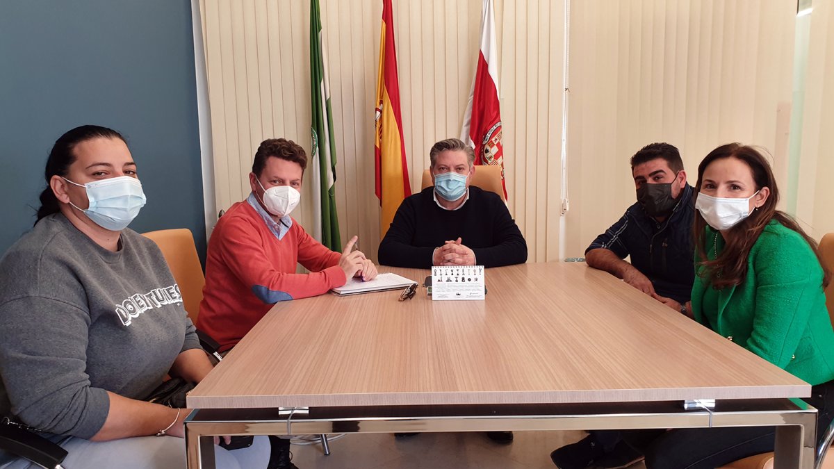 Diego Cruz, concejal de Cultura, junto a José Vélez, director de área de Cultura, y feriantes