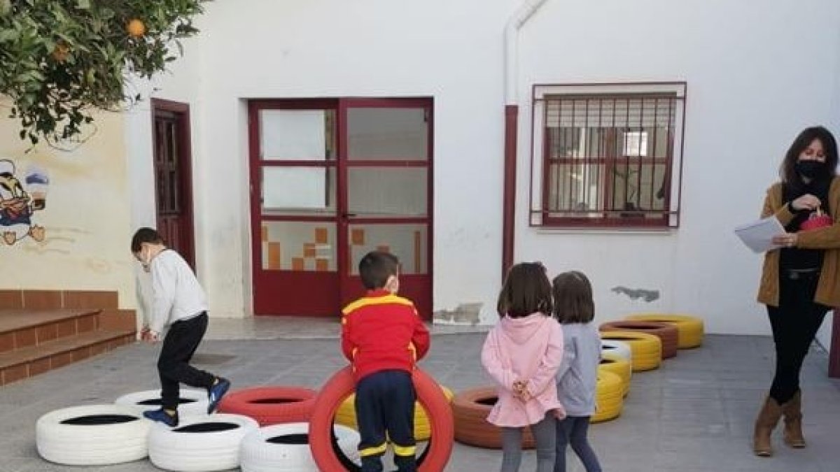 Los niños del colegio de Cantoria disfrutan del nuevo material de juego donado por el Consistorio