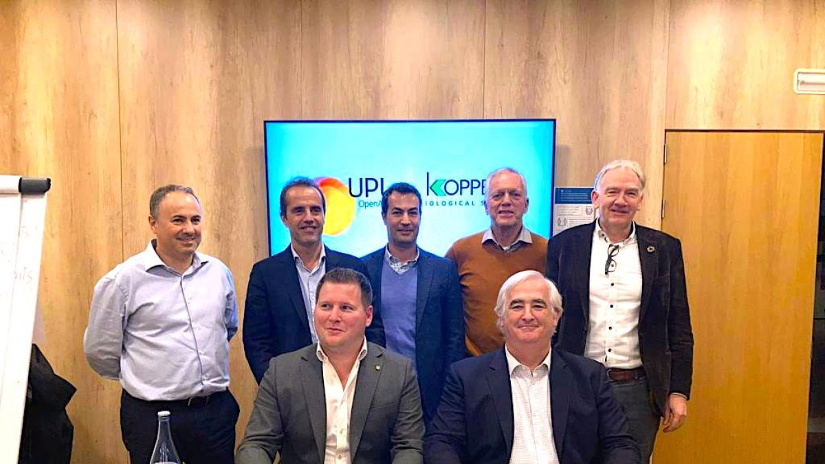 De izquierda a derecha, Boaz Oosthoek y José Buendía, responsables de negocio de Koppert España y UPL Iberia junto a otros directivos