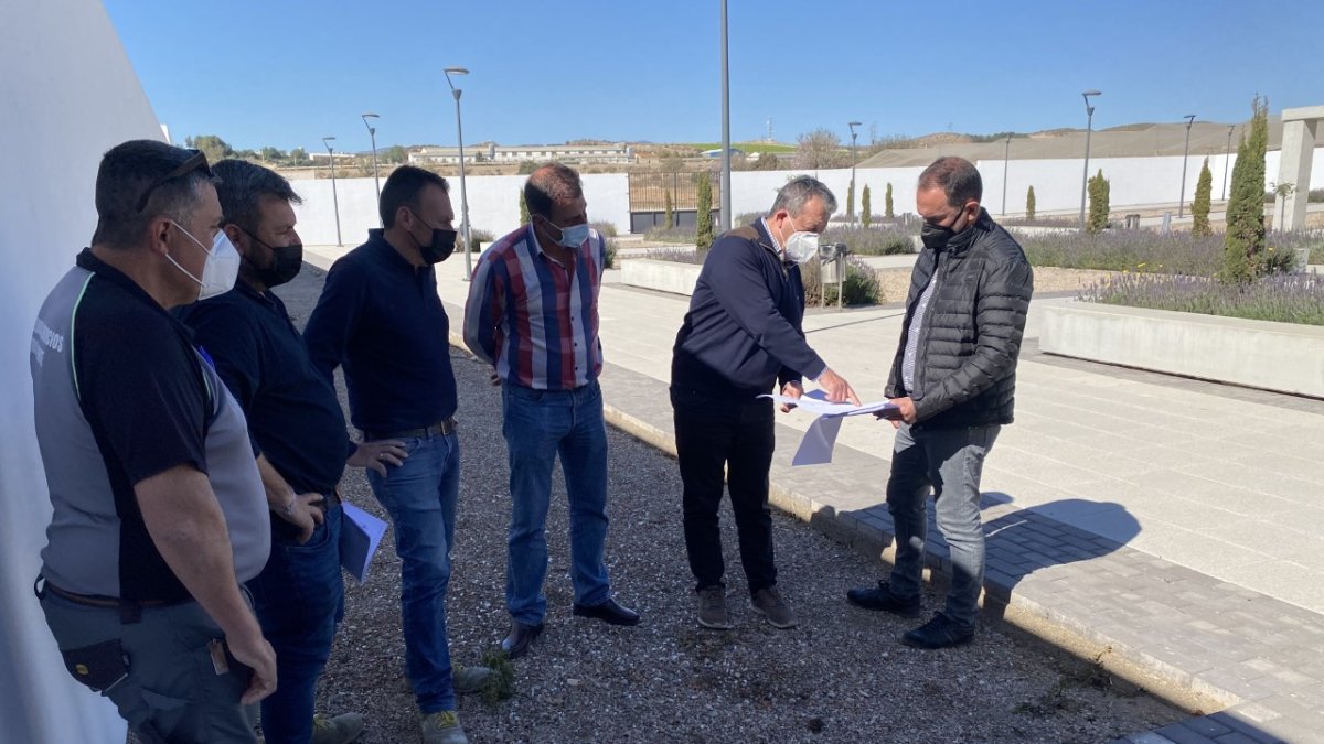 Los responsables visitan las obras en el Cementerio Municipal